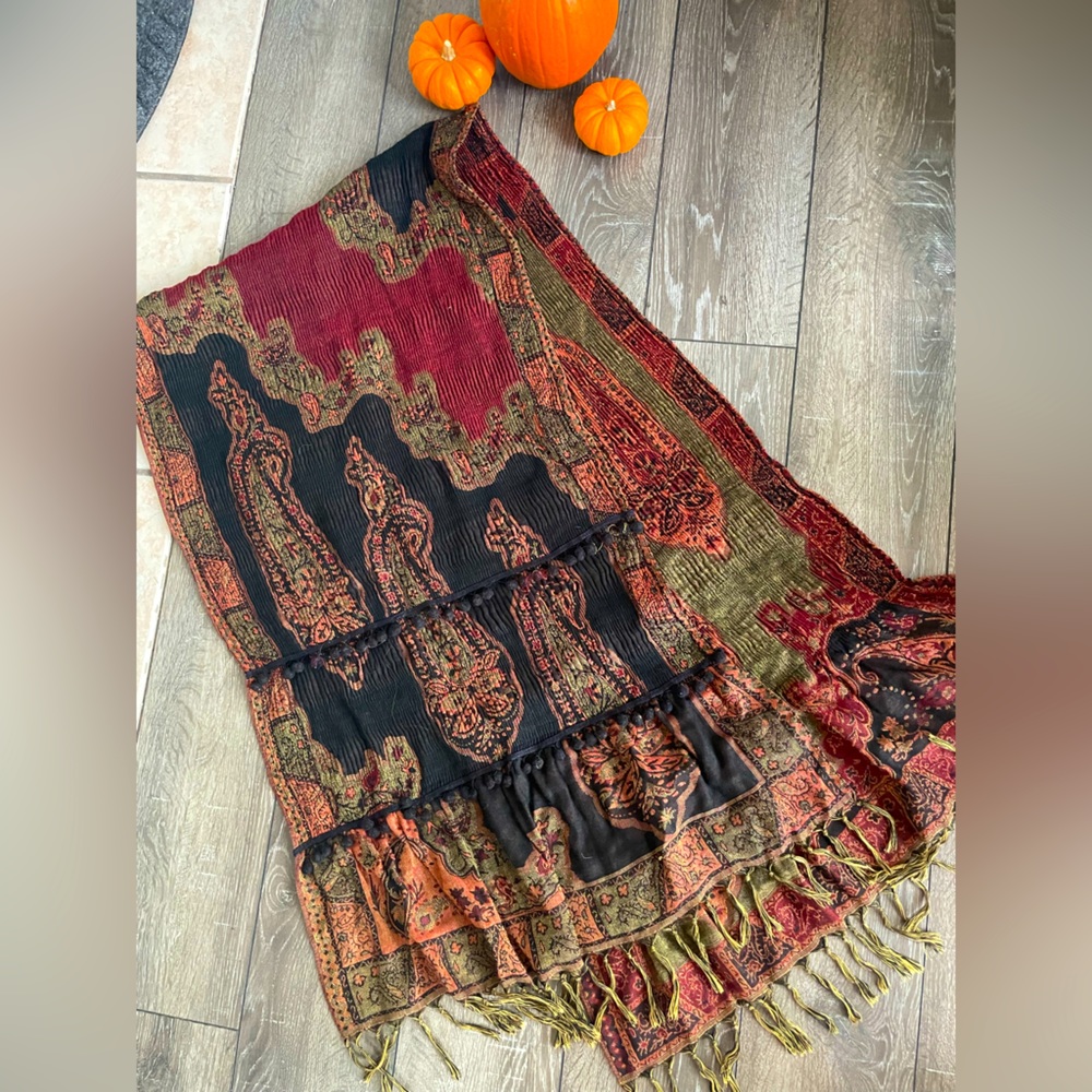 🤎Beautiful multi-color scarf/wrap with fringe/pompom details. Brand unknown 🤎